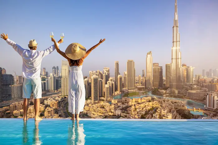 Deux expatriés qui profitent de la vue depuis une villa de luxe à dubai sur toutes les opportunités d'investissement à dubai