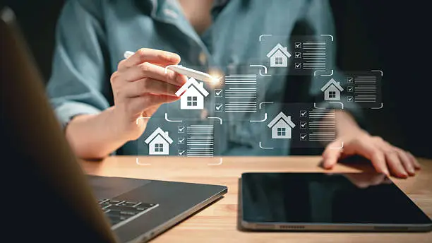 Un expatrié suivant un investissement immobilier à distance