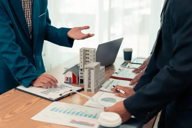 Une societe gestion étudie les actifs immobiliers pour maximiser le rendement et le capital d'un investissement SCPI