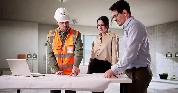 Artisans posant un nouveau parquet et repeignant les murs, représentant une rénovation appartement Bordeaux réussie