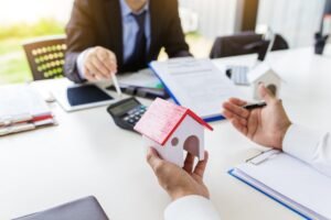 Crowdfunding immobilier : opportunité sécurisée pour expatriés en 2026 ?