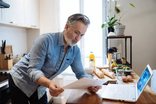 Réunion en ligne entre un expatrié et un conseiller pour sécuriser un achat immobilier, avec lecture de la convention fiscale France-Émirats