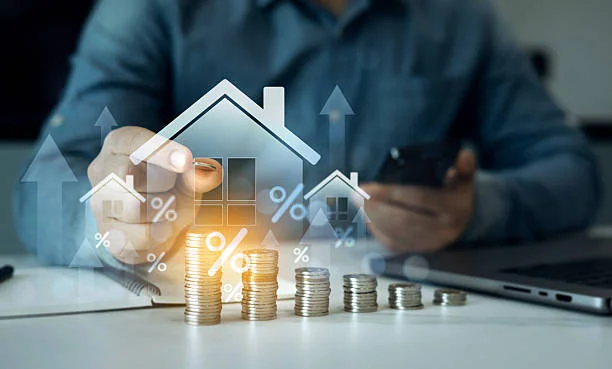 Un investisseur immobilier expatrié calculant la rentabilité de son investissement sci depuis l'étranger