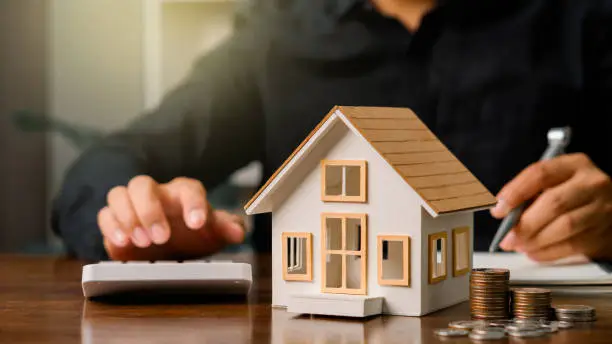 Illustration d’un expatrié planifiant son investissement immobilier en France