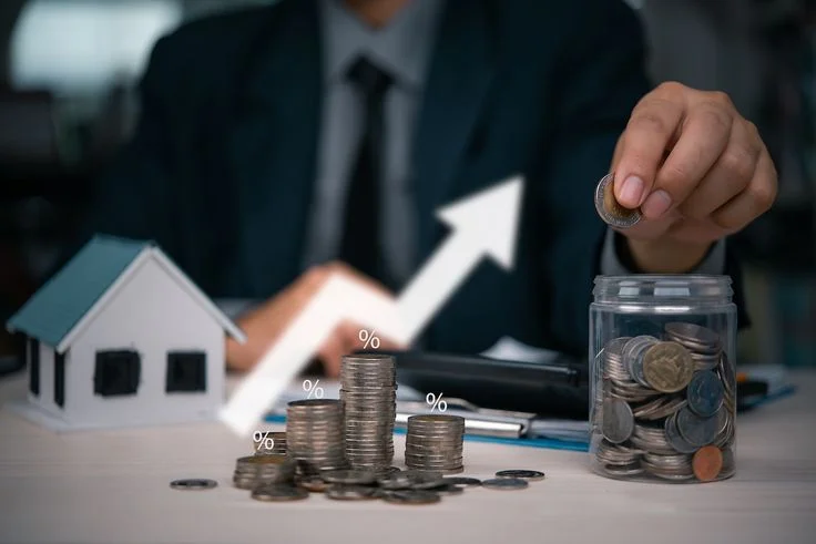 Un investisseur immobilier expatrié qui étudie ses impositions immobilières en tant qu'expatrié