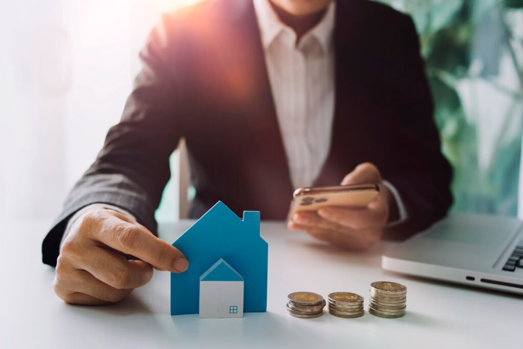 Expat analysant une baisse de rentabilité locative sur ordinateur