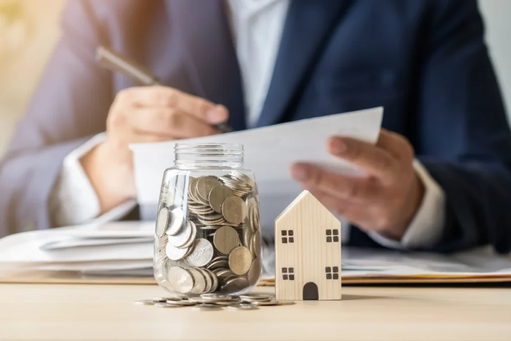 Groupe d’associés gérant une SCI, décidant des travaux et des loyers, symbolisant l’implication et le pilotage d’un projet immobilier