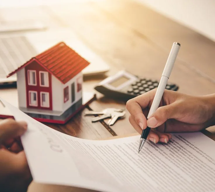 Image d’un agent immobilier travaillant à distance et effectuant la gestion de la vente immobilier à distance pour expatriés