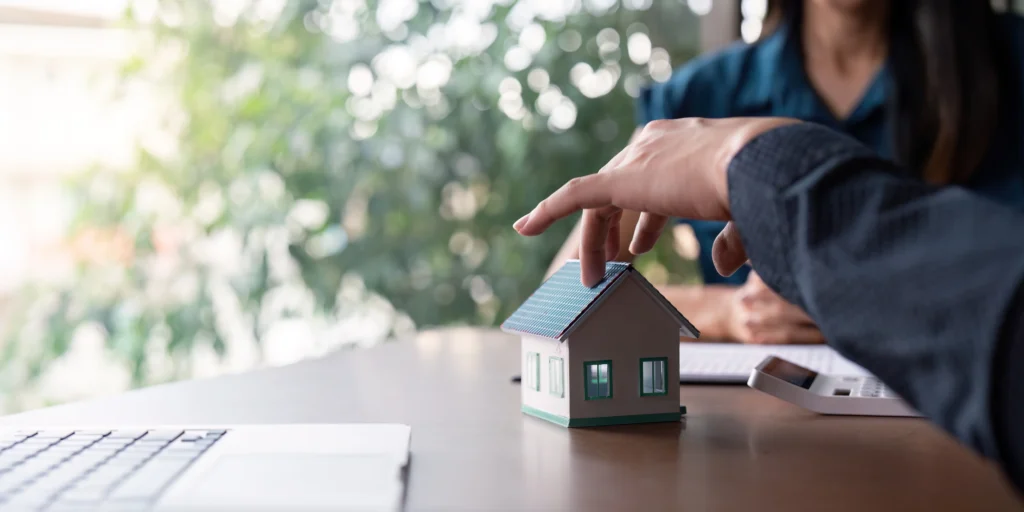 Un investisseur expatrié consultant un expert immobilier pour son achat lmnp en france en tant que non-résidente