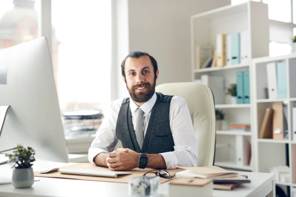 Un investisseur expatrié remplissant le formulaire de déclaration LMNP en ligne