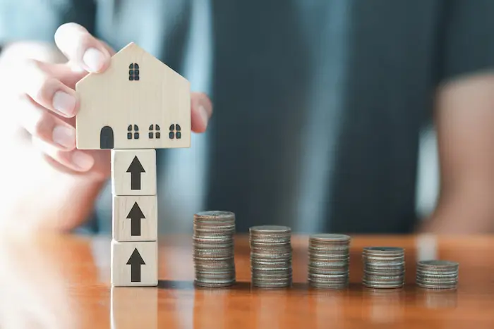 Un investisseur expatrié posant les bases de sa stratégie pour investir en lmp expatrié depuis l'étranger