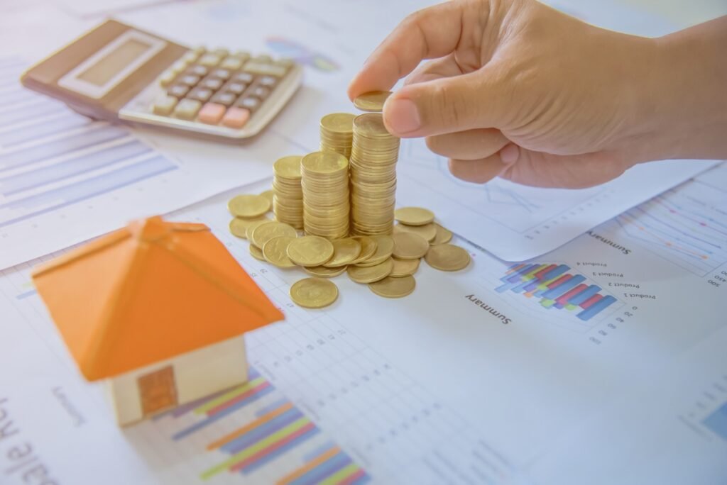 Image d’un notaire finalisant un acte de vente en nue-propriété, soulignant l’importance du cadre juridique et de la sécurité pour l’investisseur expatrié