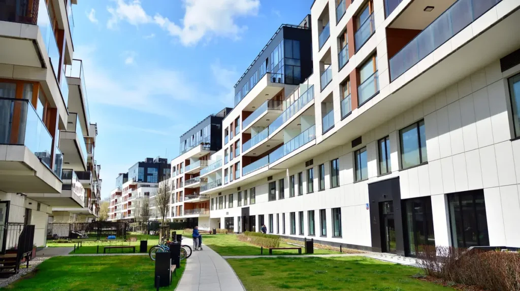 Vue étalée d'un complexe d'appartements neufs idéaux pour ceux qui souhaitent investir dans le neuf depuis l'étranger