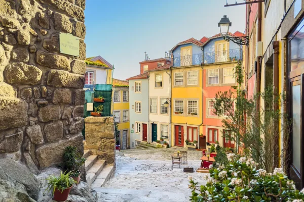Ruelles colorées de Porto, charme idéal pour un investissement locatif rentable.