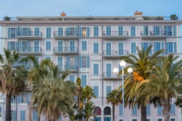 Investir à Nice ou Cannes offre une meilleure rentabilité locative.