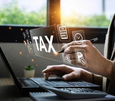 Vue rapprochée d’un calcul de plus-value immobilière intégrant abattements et règles fiscales franco-suisses