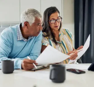 Un couple expatriés qui discute à propos de la construction d’un patrimoine immobilier rentable sur le long terme