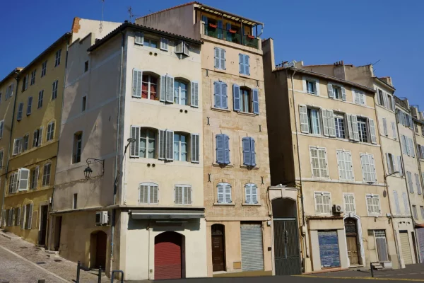 façade-de-maison-a-marseille Marseille est incontournable pour chercher une maison à vendre en Provence Alpes Côte d'Azur