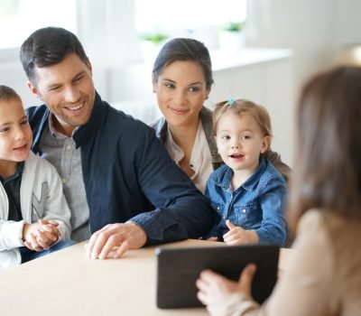 Une famille heureuse qui vient de réaliser son investissement locatif