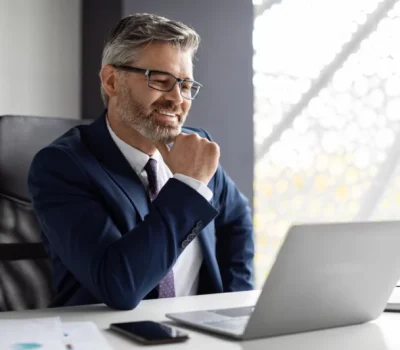 Un expatrié qui analyse sa fiscalité en tant que non-résidents en France afin de réduire ses impôts