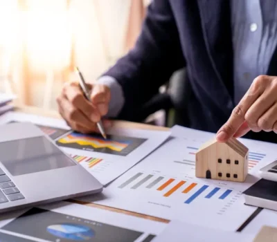 Un expert immobilier qui analyse le marché immobilier du Maroc en vue d'un investissement sans risque.