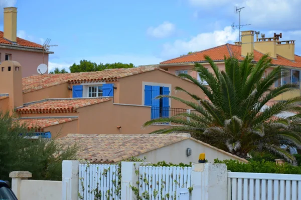 Une construction provinciale est intéressante si vous cherchez une maison à vendre en Provence Alpes Côte d'Azur.